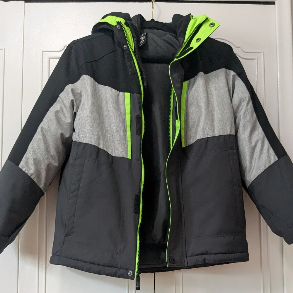ZeroXposur Kids' Black and Gray Puffer with Green Accents Size XL(14_16)